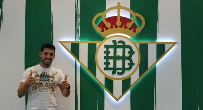 Foto: RBB / Dani Pacheco contento por firmar con el Betis.