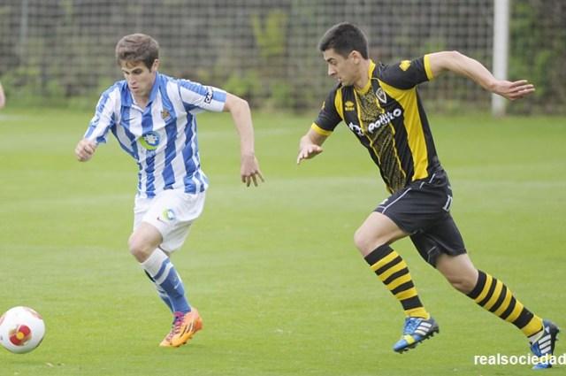 César de la Hoz disputando un partido con el Barakaldo.