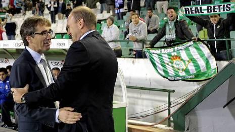 Fernando Vázquez saluda a Mel en el Villamarín.