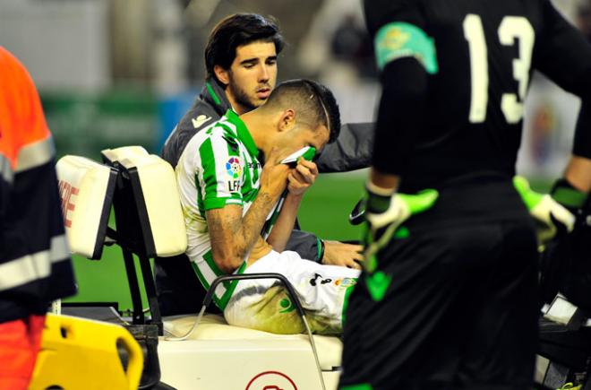 Álex Martínez se retira lesionado del césped.