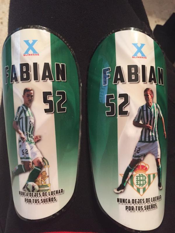 Las nuevas espinilleras de Fabián.