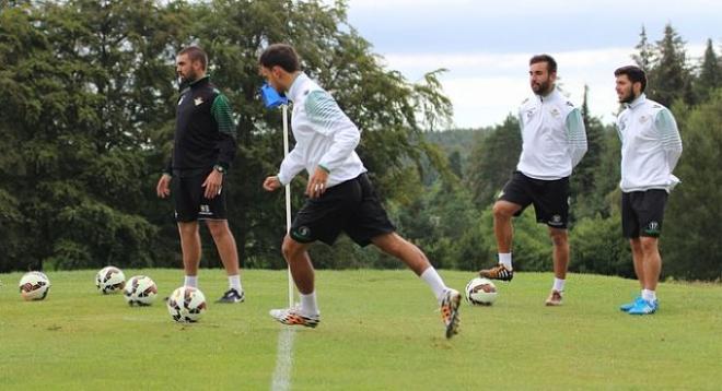 Matilla se dispone a golpear el balón.