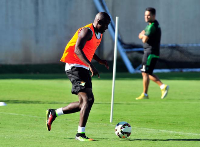 N'Diaye conduce el balón en un entrenamiento.