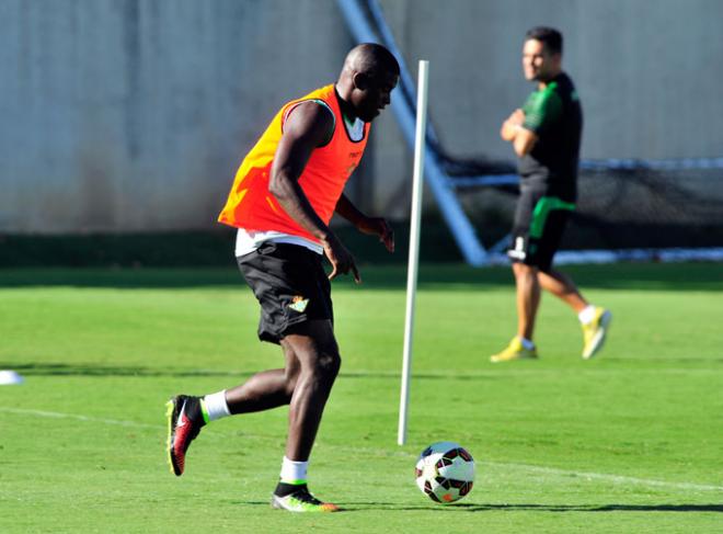 N'Diaye, en un entrenamiento con el Betis.