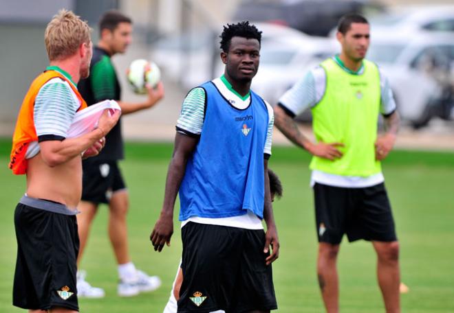 Nosa, en un entrenamiento del Betis.