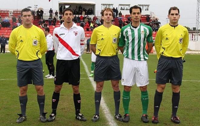 Pizarro Gómez en un derbi de filiales.