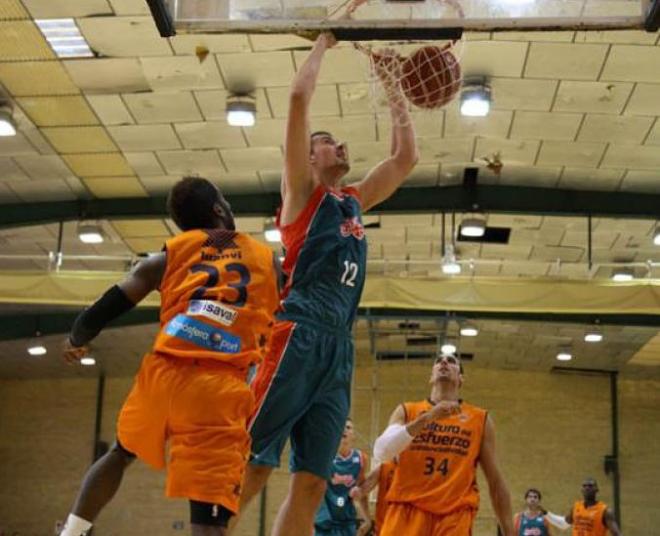 Partido de pretemporada entre el Baloncesto Sevilla y el Valencia Basket.