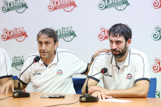 Luis Casimiro, entrenador del CB Sevilla, y Berni.