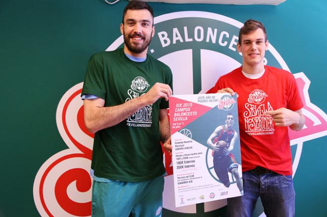 Oriola y Radicevic posan con el cartel del club.