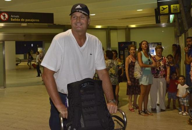 Scott Roth, llegando al aeropuerto de Sevilla.