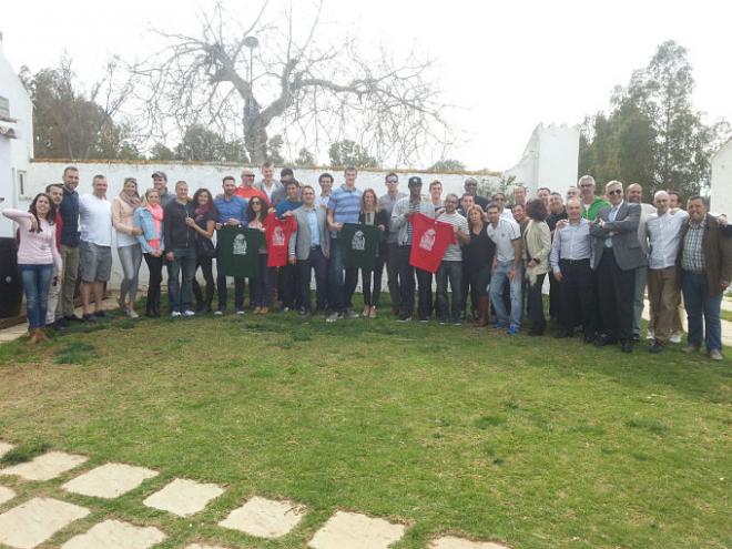 Los jugadores del Baloncesto Sevilla posan durante la comida.