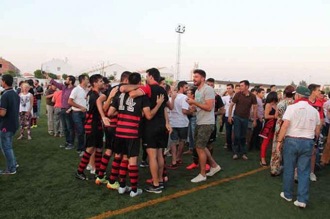 Aficionados y jugadores del Gerena tras la machada (Foto: JL Mitchell)