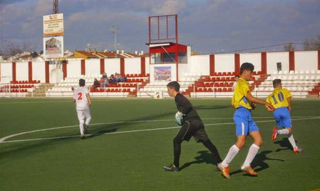 El estadio loreño -durante un partido de fútbol base- multado (Foto: Onda Cero Lora)