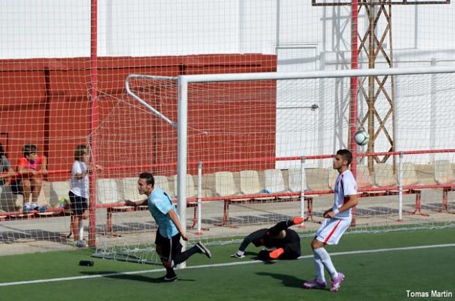 Castro – de celeste- marcando un gol con el Morón.