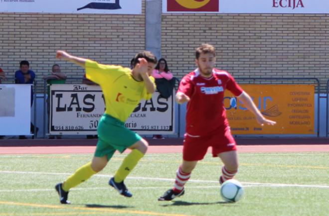 El central Juan Emilio disputa un balón.