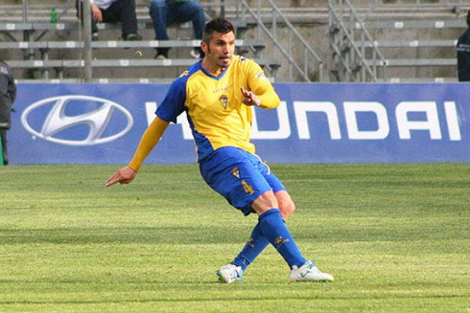 Serrano, con la camiseta del Cádiz.