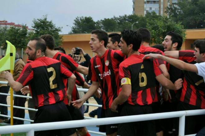 Los jugadores del Triana celebran un tanto (Foto: Triana CF).