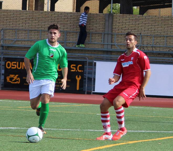 Alex Pérez –de verde- durante un partido con el Triana.