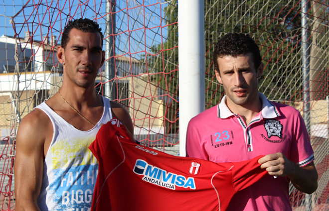 Ambos jugadores posan con su nueva camiseta.