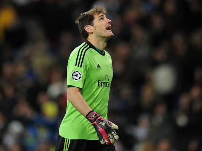 Casillas, junto a Ancelotti en la rueda de prensa oficial.