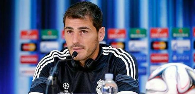 Casillas, atendiendo a los medios en Cardiff.