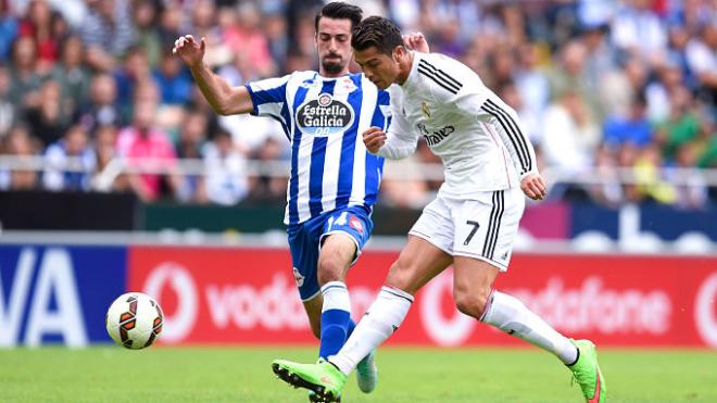 Isaac cuenta pugna con Cristiano Ronaldo por un balón.