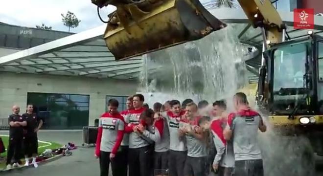 El original 'Ice Bucket Challenge' de la selección polaca.