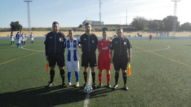 Imagen de las capitanas junto a los colegiados.