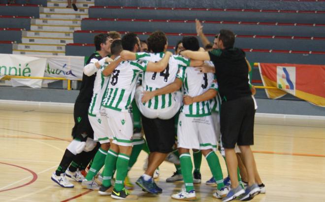 Los jugadores del Real Betis FSN celebran el título.