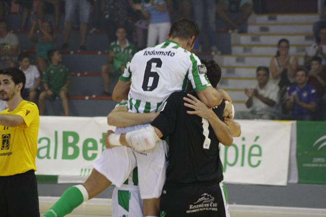 Los jugadores celebran el ascenso.