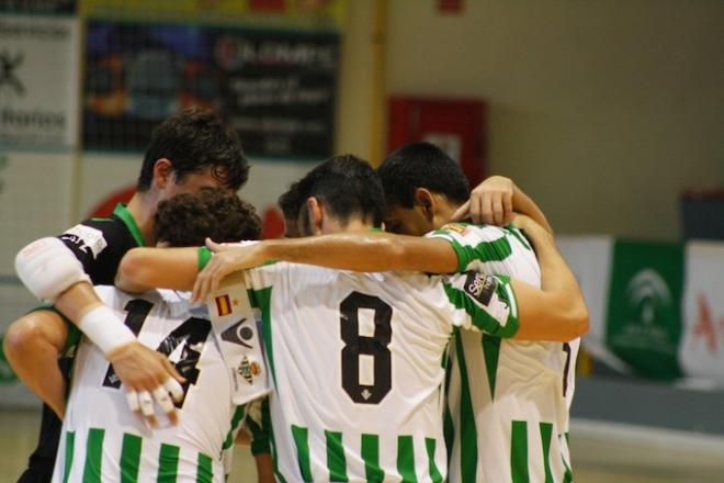 Los jugadores celebran el Campeonato de Andalucía.