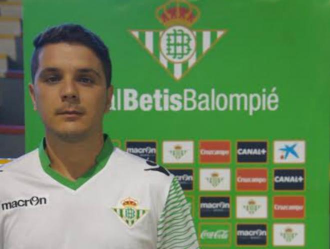 Nene posa con la camiseta del Betis.