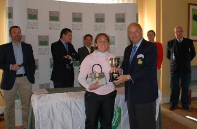 María Parra recibe el trofeo.