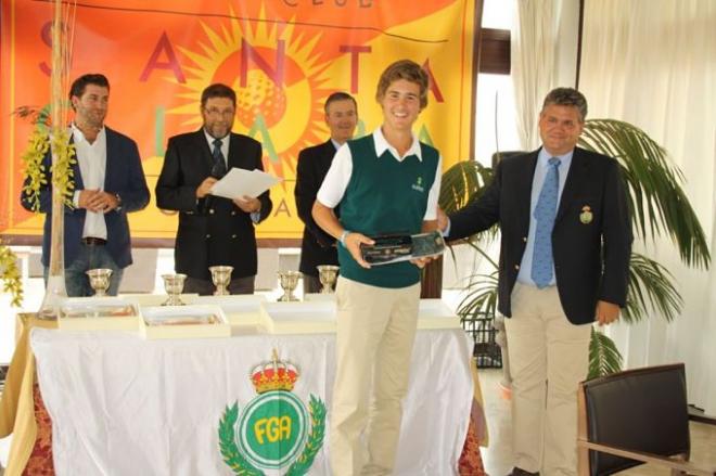 Ignacio Puente recibiendo el trofeo.