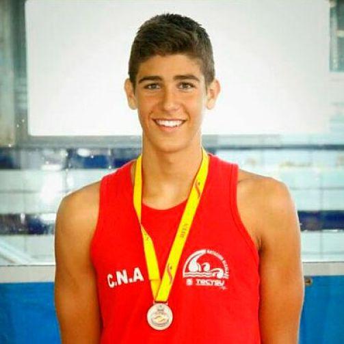 Javier Chacón posa con una de las medallas.