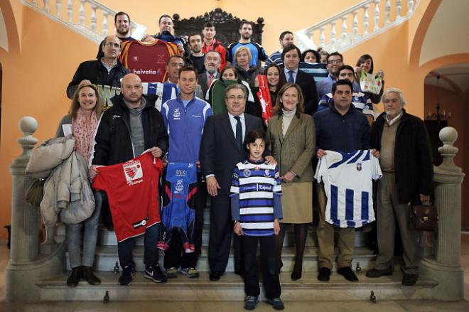 El alcalde, recibiendo a los representantes de los clubes sevillanos.