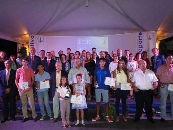 Los premiados posan con el diploma entregado.