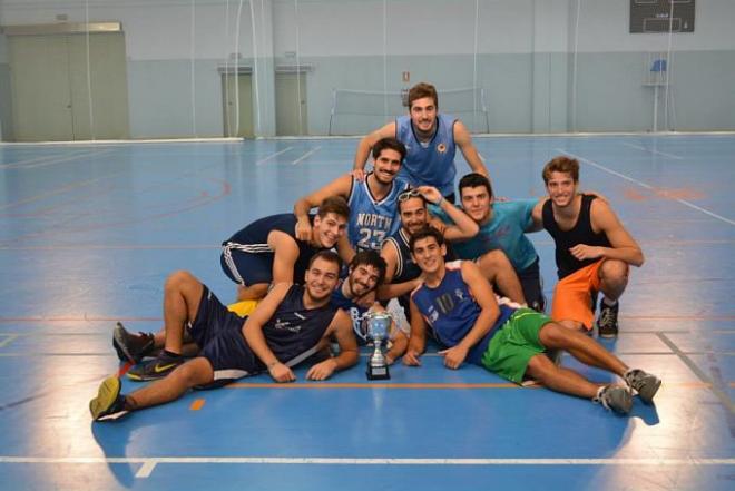 El equipo de medicina con la copa del Torneo de Apertura. (Foto: David G.)