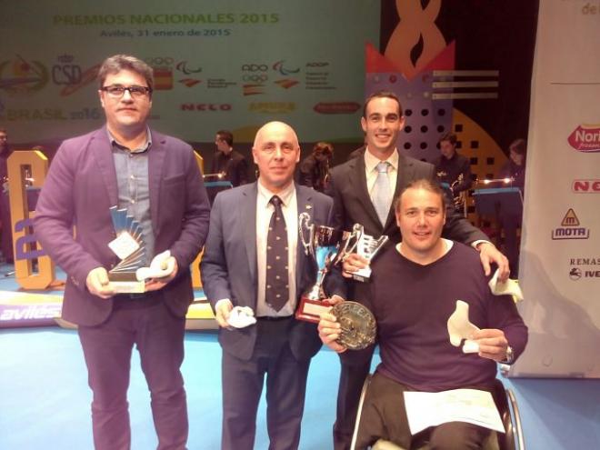 La delegación sevillana posa con sus trofeos.