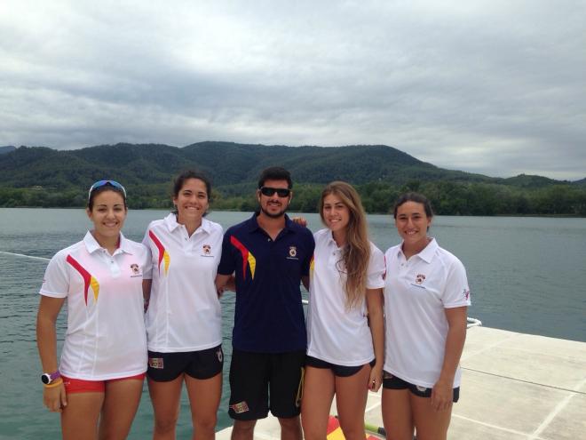 Valeria Palma, a la izquierda, posa con la delegación del Náutico Sevilla.