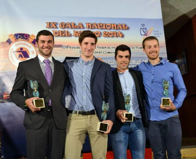 Álvaro Romero, a la izquierda, junto a sus compañeros de bote.