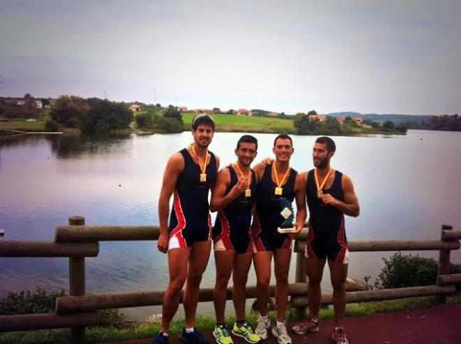 El equipo senior posa con la medalla de oro.