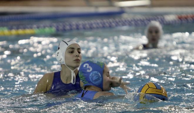 Xenia es presionada por una jugadora del Sant Andreu.