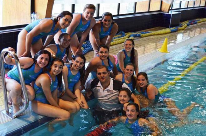 Álvaro Moreno, junto a sus jugadoras.