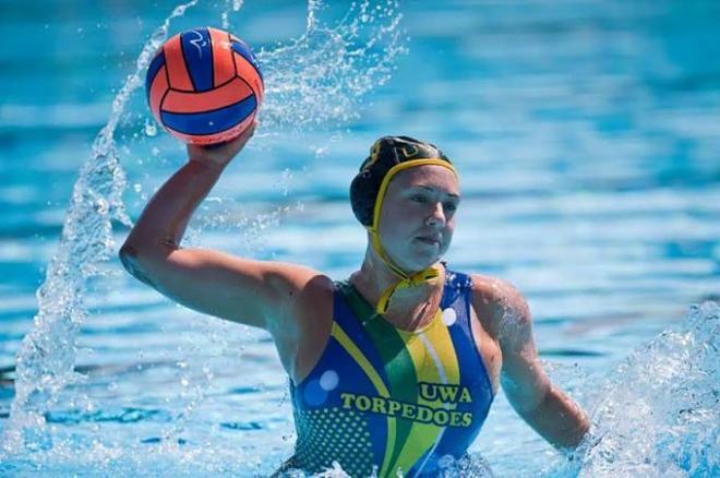 Nila Ward jugando al waterpolo.