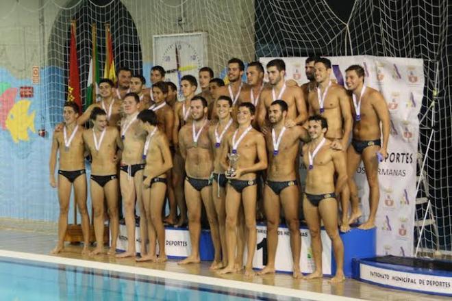 Los chicos del Waterpolo Emasesa celebran la victoria.