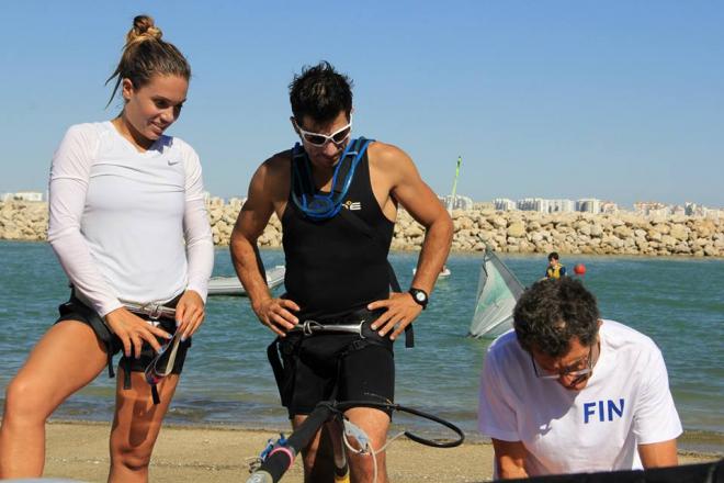 Blanca Manchón, junto a su hermano y su padre.