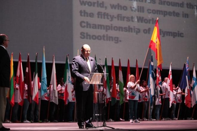 El presidente de la Diputación lee su discurso.