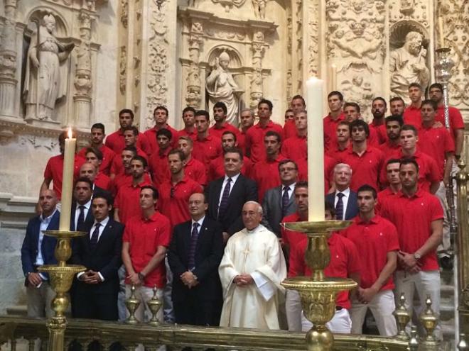 Foto de grupo del Sevilla en la Catedral.