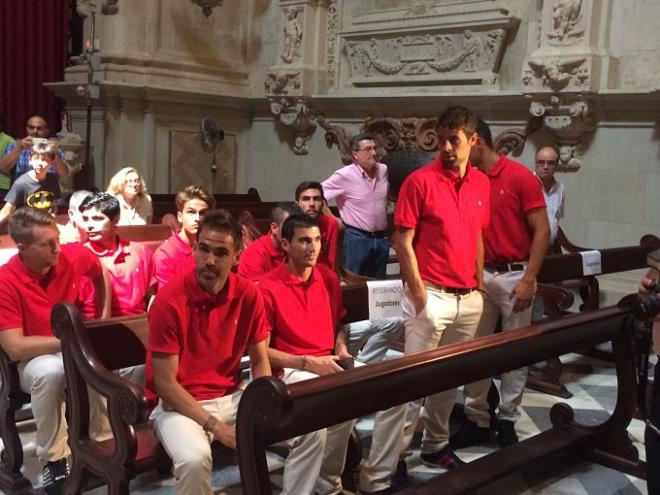 Los jugadores, el consejo y el cuerpo técnico del Sevilla, en la Catedral, este jueves.